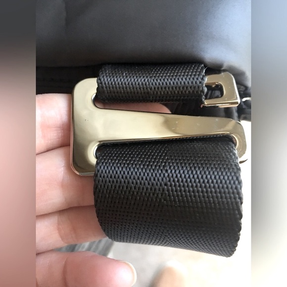 CARAA X ATHLETA Puffer Crossbody Bag / Dark Grey - Picture 12 of 16